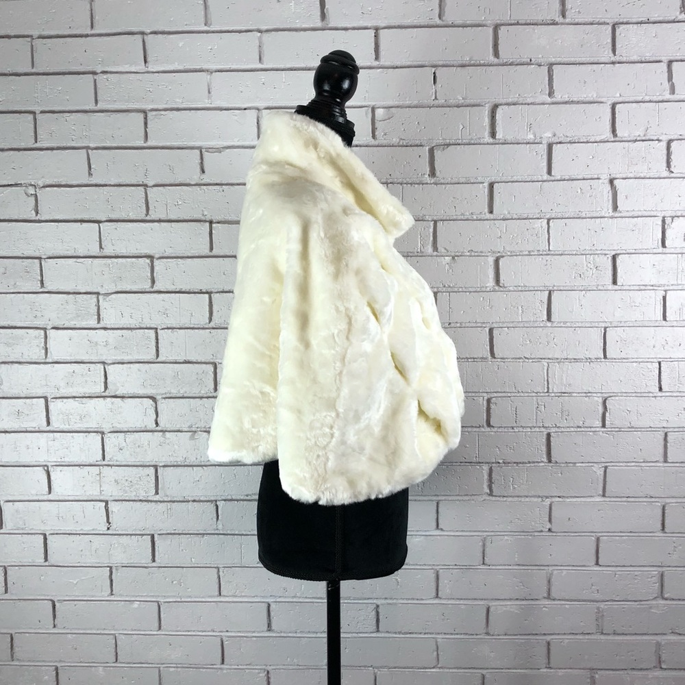 Tahari ASL Women’s White Faux Fur Cape Size L - Picture 6 of 8